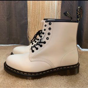 DOC MARTENS SIZE 9 men